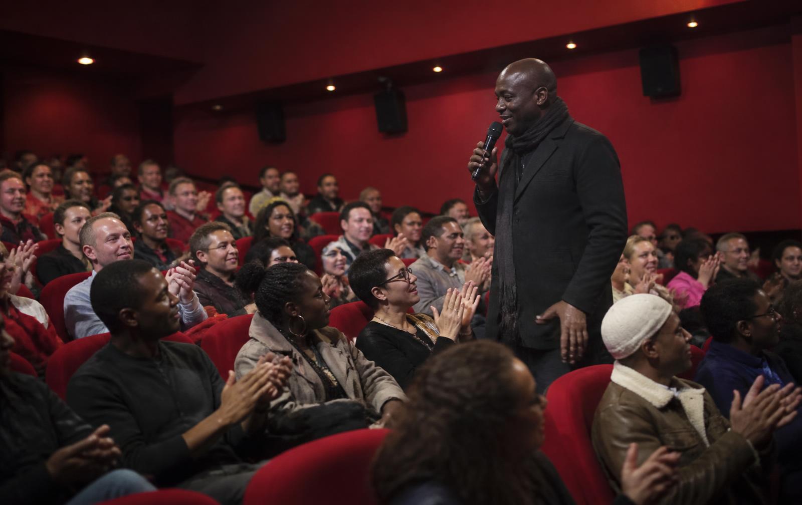 Public d'une salle de cinéma applaudissant à l'issue d'une projection